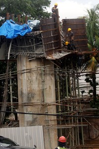 Pekerja membongkar kembali beton penyangga jembatan Tol Depok-Antasari yang ambruk.