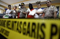 Polisi menggelar barang bukti di Mapolsek Tanjung Duren, Jakarta Barat, Senin (14/12/2015).