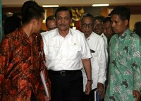 Luhut keluar ruang sidang MKD DPR.