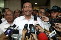 Luhut memberikan keterangan pers sebelum meninggalkan gedung DPR.