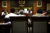 Luhut diperiksa sejak pukul 13.30 WIB hingga 17.30 WIB dengan skors selama satu jam. Dia menegaskan tidak tahu tentang pertemuan 'papa minta saham' dan isi perbincangan.