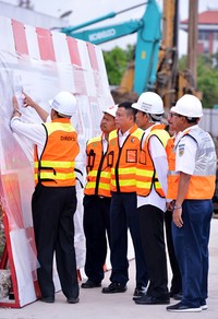 Jokowi mendapat penjelasan soal proyek pembangunan kereta bandara. Laly Rachev/Setpres/detikFoto.