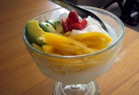 Es telernya berisi buah nangka, serutan kelapa muda yang lembut, alpukat ​dan juga serutan es ​bertopping strawberry ​dengan siraman susu kental manis yang nikmat.