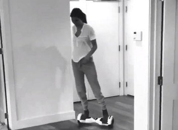 Kendal Jenner juga pamer memakai hoverboard. (istimewa/hollywoodtaker)