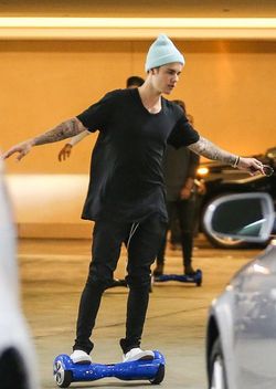 Seleb Hobi Hoverboard: dari Kendall Jenner Sampai Justin Bieber