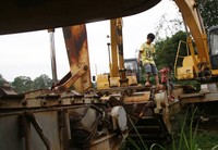 Alat berat tidak dioperasikan alias mangkrak.
