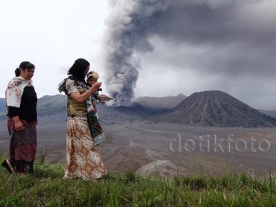 Aktivitas Warga Bromo Masih Normal