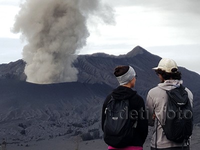 Gunung Bromo Keluarkan Abu Vulkanik