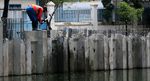 Pemasangan Turap di Kali Sentiong