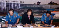 (Kiri ke kanan) KSAL Laksamana Ade Supandi, Menko Kemaritiman Rizal Ramli, dan Kasum TNI Laksamana Madya Didit Herdiawan menandatangani prangko Komodo 2016. Pool/Puspen TNI/detikFoto.