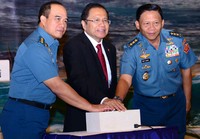 (Kiri ke kanan) KSAL Laksamana Ade Supandi, Menko Kemaritiman Rizal Ramli, dan Kasum TNI Laksamana Madya Didit Herdiawan menekan tombol sirine sebagai tanda diluncurkannya prangko Komodo 2016. Pool/Puspen TNI/detikFoto.