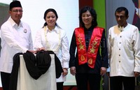Menko PMK Puan Maharani didampingi Menteri Agama Lukman Hakim Saifuddin dan sejumlah tokoh agama mencanangkan gerakan nasional revolusi mental di Senayan, Jakarta, Selasa (15/12/2015).