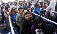 Calon pemudik memadati Stasiun Senen.