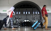Calon pemudik terus berdatangan ke Stasiun Senen.