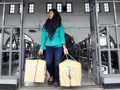 Jelang Natal, Stasiun Senen Dipadati Pemudik