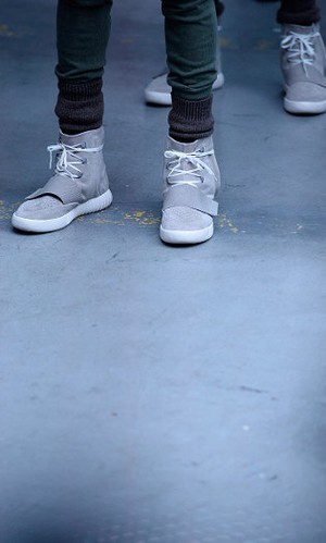 Ahli Ortopedi Ciptakan Gips Berbentuk Sepatu adidas Kanye West