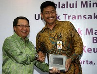 Wakil Direktur Utama Bank Mandiri Sulaiman A. Arianto (kiri) berjabat tangan dengan Direktur Transformasi Proses Bisnis Direktorat Jenderal Pajak Hantriono Joko Susilo (kanan).