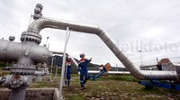Dua pekerja tengah berjalan di area pengeboran PT Pertamina Geothermal Energy Area Ulubelu, Lampung.