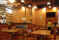 Restoran Mr. Dub Bap di Gandaria City didominasi interior berwarna cokelat dan pencahayaan temaram yang berkesan hangat. Dapat dilihat juga dari bangku kayu dan wallpaper dinding yang digunakan.
