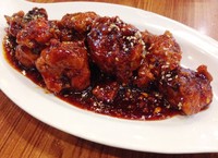 Yangnyum Chicken berisi 7 potong ayam goreng tepung renyah diberi saus merah kecokelatan yang kental agak lengket. Sausnya bercitarasa agak pedas dengan cecapan manis. Seperti ada paduan gochujang, soy sauce, bawang putih, bubuk cabai dan madu.