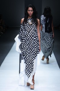 Lulu Lutfi Labibi Eyes to the Future Dewi Fashion Knight. Jakarta Fashion Week 2016 at Senayan City. Jakarta. [Foto: Mohammad Abduh/Wolipop]