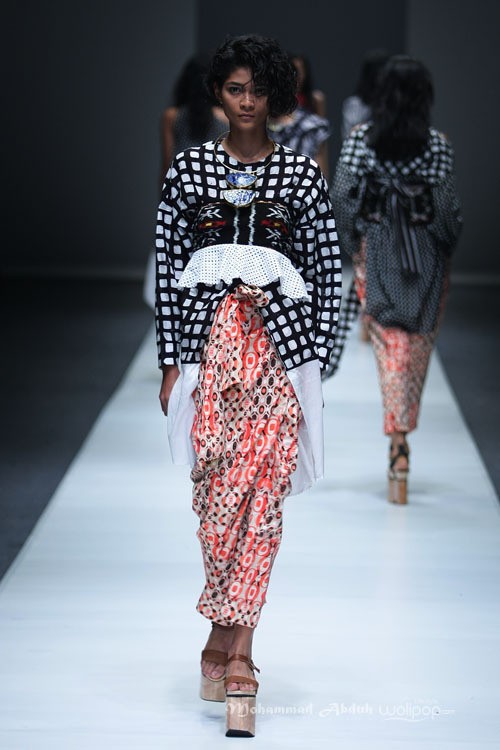 Lulu Lutfi Labibi Eyes to the Future Dewi Fashion Knight. Jakarta Fashion Week 2016 at Senayan City. Jakarta. [Foto: Mohammad Abduh/Wolipop]