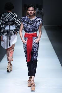 Lulu Lutfi Labibi Eyes to the Future Dewi Fashion Knight. Jakarta Fashion Week 2016 at Senayan City. Jakarta. [Foto: Mohammad Abduh/Wolipop]