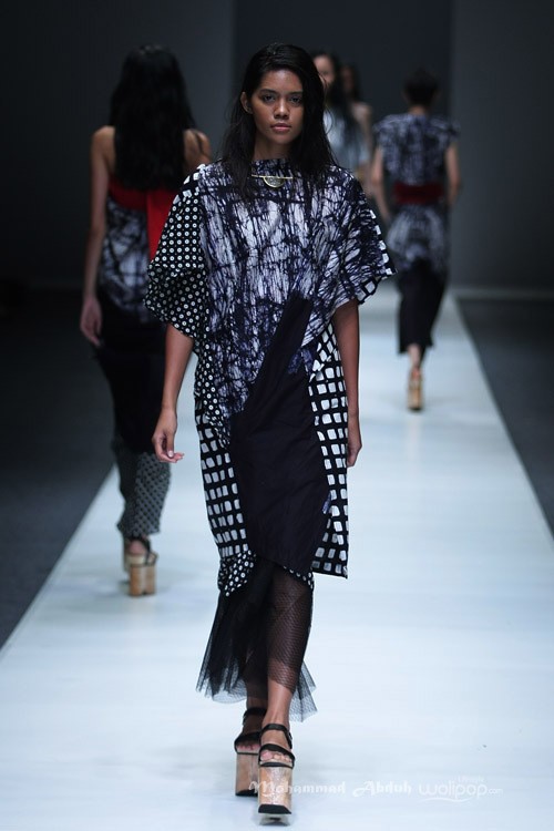 Lulu Lutfi Labibi Eyes to the Future Dewi Fashion Knight. Jakarta Fashion Week 2016 at Senayan City. Jakarta. [Foto: Mohammad Abduh/Wolipop]