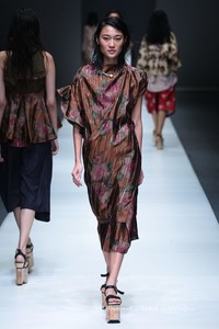 Lulu Lutfi Labibi Eyes to the Future Dewi Fashion Knight. Jakarta Fashion Week 2016 at Senayan City. Jakarta. [Foto: Mohammad Abduh/Wolipop]