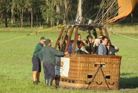 Satu gondola atau keranjang di isi 10 wisatawan. Kami diberikan instruksi keselamatan dan prosedur perjalanan (Fitraya/detikTravel)