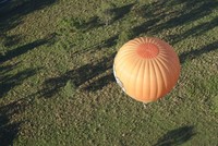 Kami pun melayang naik perlahan. Balon pelan-pelan naik meninggalkan rerumputan, pepohonan dan peternakan di bawah sana (Fitraya/detikTravel)