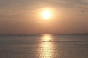 Perahu di Tengah Matahari