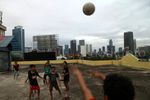 Anak-anak Bermain Bola di Atas Gedung