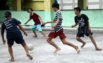 Anak-anak Bermain Bola di Atas Gedung