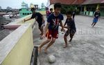 Anak-anak Bermain Bola di Atas Gedung