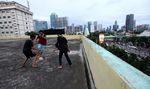 Anak-anak Bermain Bola di Atas Gedung