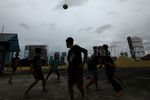 Anak-anak Bermain Bola di Atas Gedung