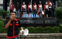Para mahasiswa berorasi di depan gedung KPK.