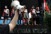 Para mahasiswa berorasi di depan gedung KPK.