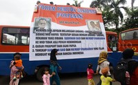 Tampak mereka membawa serta anak-anak.