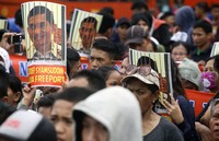 Massa juga membawa foto Menteri ESDM Sudirman Said dan Dirut PT. Freeport Maroef Syamsudin.