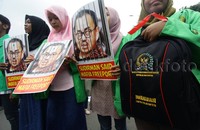 Dalam aksinya mereka menuntut pemerintah menghentikan kontrak karya PT. Freeport Indonesia.