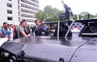 Presiden Jokowi meninjau kendaraan tempur TNI. Ist/Setpres/detikFoto.