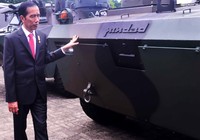 Presiden Jokowi meninjau kendaraan tempur buatan Pindad. Ist/Setpres/detikFoto.