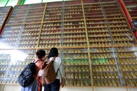 Disamping kanan dan kiri terdapat kurang lebih 1.300-an patung Buddha berukuran kecil yang tertata rapi di dalam rak berkaca. Buddha-buddha kecil ini adalah lambang utnuk menghormati para warga yang memberikan donasi untuk pegembangan Vihara tersebut.