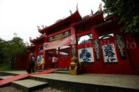 Lokasi Vihara Buddha Dharma dan 8 Pho Sat terletak di Desa Tojong, Kecamatan Tajur Halang, Kabupaten Bogor.