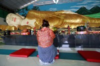 Patung Buddha tidur raksasa dibangun sepanjang 18 meter dengan tinggi 3,75 meter. Sedangkan panjang dipan di bawah patung mencapai 22 meter.