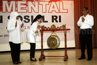 Menko PMK Puan Maharani disaksikan Mensos Khofifah Indar Parawansa memukul gong sebagai tanda diluncurkannya Gerakan Nasional Revolusi Mental.