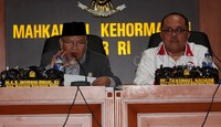     Ketua MKD DPR Surahman Hidayat (kiri) memimpin sidang untuk memutuskan dugaan pelanggaran etik Setya Novanto. Pool/Lamhot Aritonang/detikFoto.