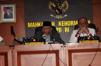 Ketua MKD DPR Surahman Hidayat (kiri) menutup sidang. Pool/Lamhot Aritonang/detikFoto.